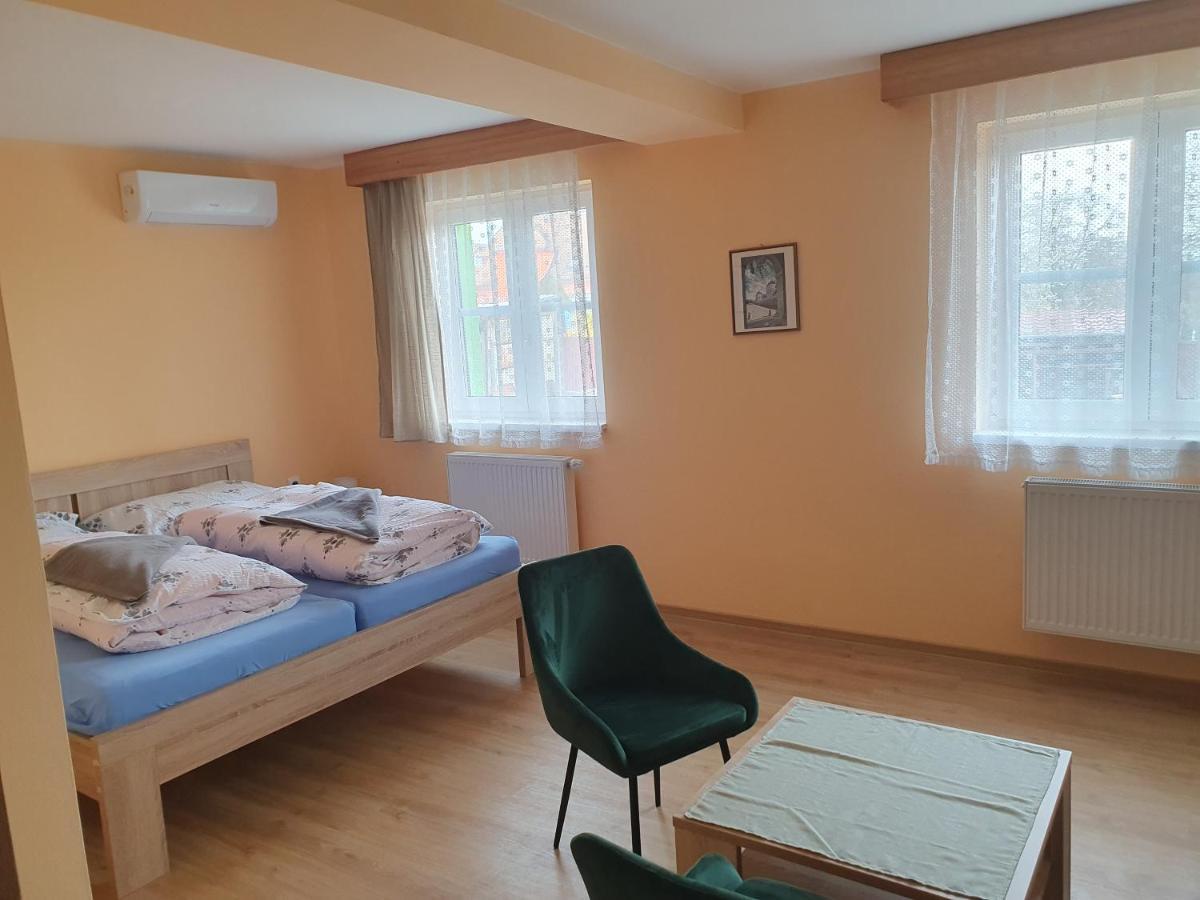 Pension Zeleny Strom Mikulov Extérieur photo